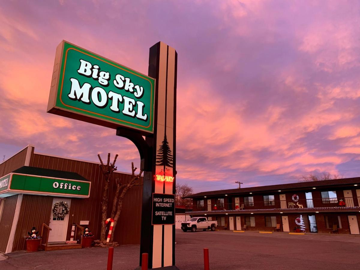 Big Sky Motel Roundup Exterior photo